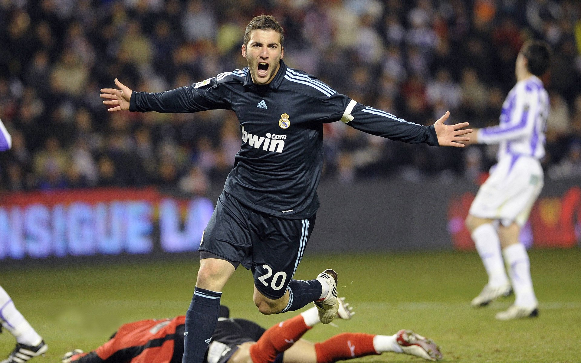 中场拦截效率提升前场反抢形成高压态势制造多次机会，足坛拦截最好的中场